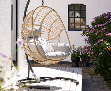 Udobna viseća stolica u bašti