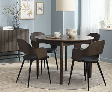 Trpezarijski sto od tamno drveta i stolice iste boje