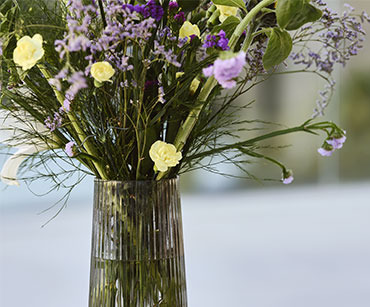Vaza sa letnjim cvećem