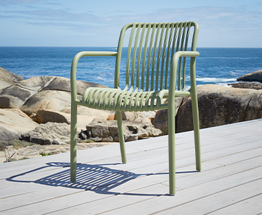 Zelena plastična baštenska stolica modernog izgleda