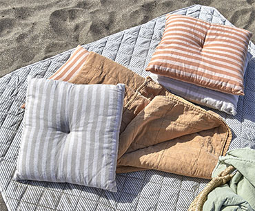 Baštenski jastuci na podlozi na plaži