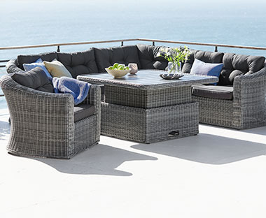 Velika siva lounge garnitura na terasi sa pogledom na more