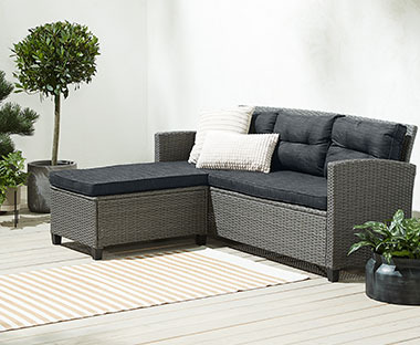Crno siva lounge baštenska sofa i biljke