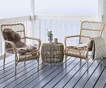 Dve natur lounge stolice i sto na balkonu