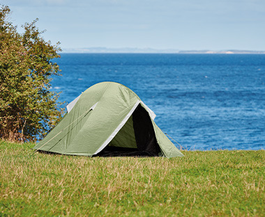 Zeleni šator na travi