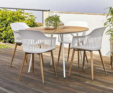 Okrugli drveni baštenski sto i 4 bele stolice