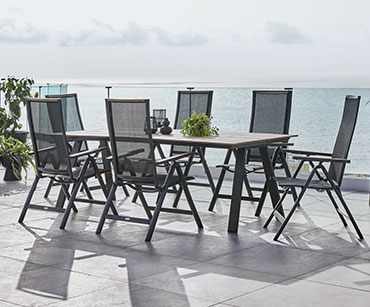 Veliki baštenski sot i 6 crnih baštenskih stolica na terasi sa pogledom na more