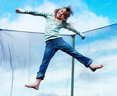 Devojčica skače na trambolini 