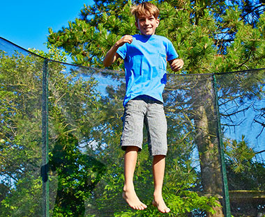 Dečak skače na trambolini