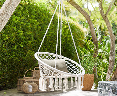 bela viseća stolica za baštu ili terasu