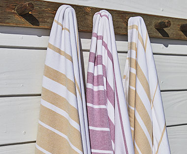 Šareni peškiri za plažu vise jedan do drugog