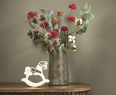 Novogodišnja dekoracija i vaza sa cvećem