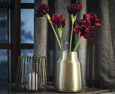 Crveni veštački cvet u metalnoj vazi