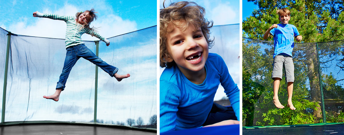 Tri slike deteta kako se igra na trambolini