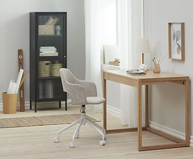 Kućna kancelarija sa drvenim radnim stolom, radnom stolicom i crnom vitrinom
