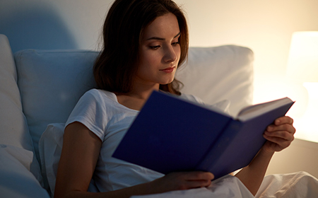 5 razloga zašto bi trebalo čitati knjigu pre spavanja