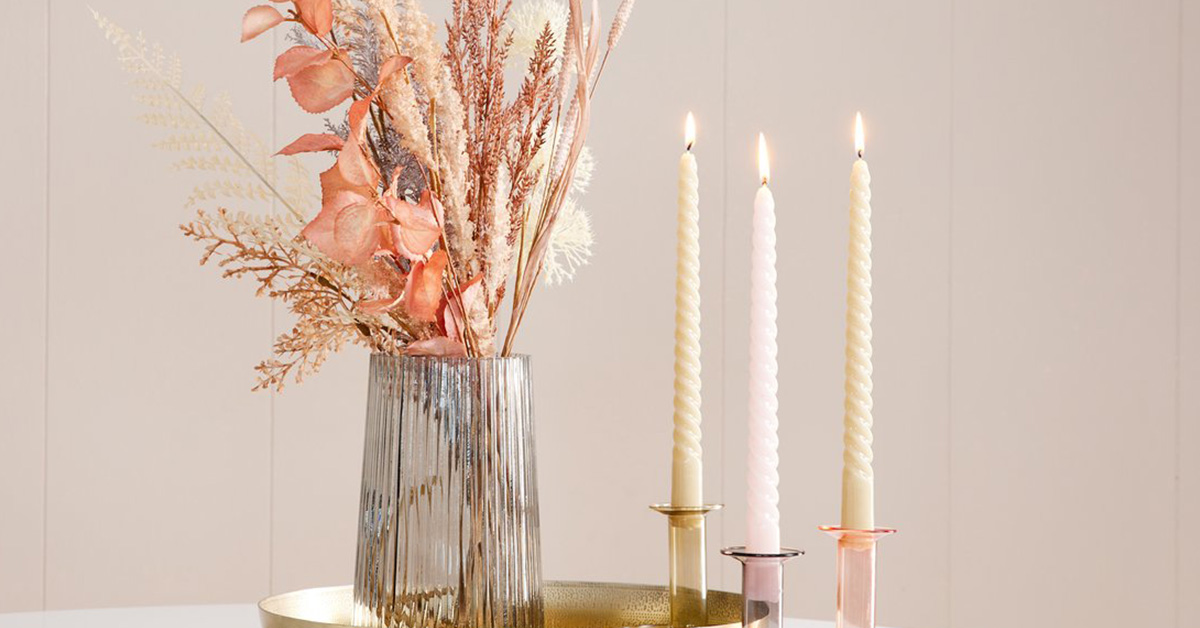 Vaza, veštačko cveće, svećnjak i mirišljave sveće