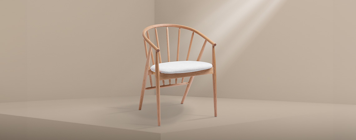 Trpezarijska stolica od punog hrasta sa sedištem u beloj boji 