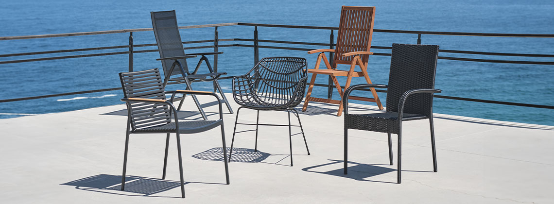 5 različitih baštenskih stolica na terasi sa pogledom na okean