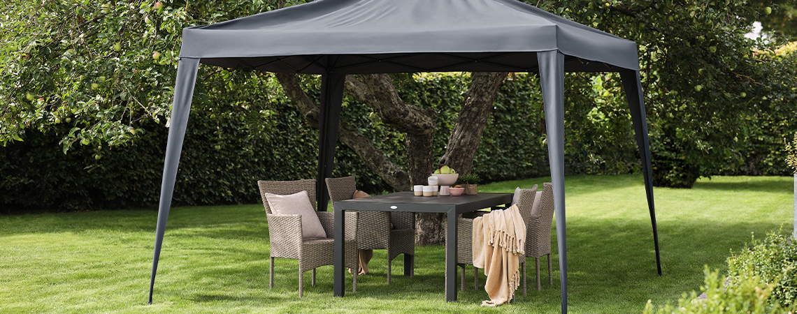 Sivi paviljon u bašti sa lounge nameštajem