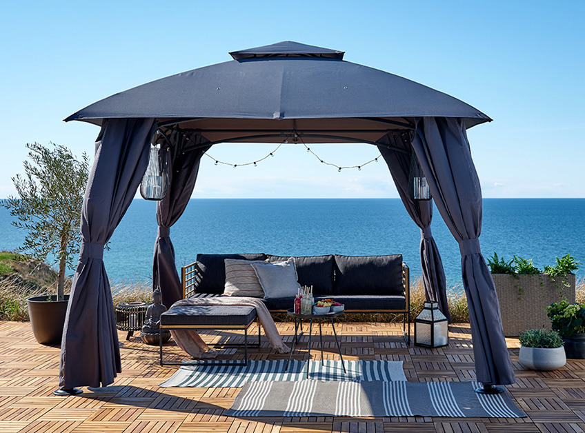 Paviljon SANKT HANS i UGILT lounge garnitura Sivi paviljon i baštenska garnitura u dvorištu sa morem u pozadini