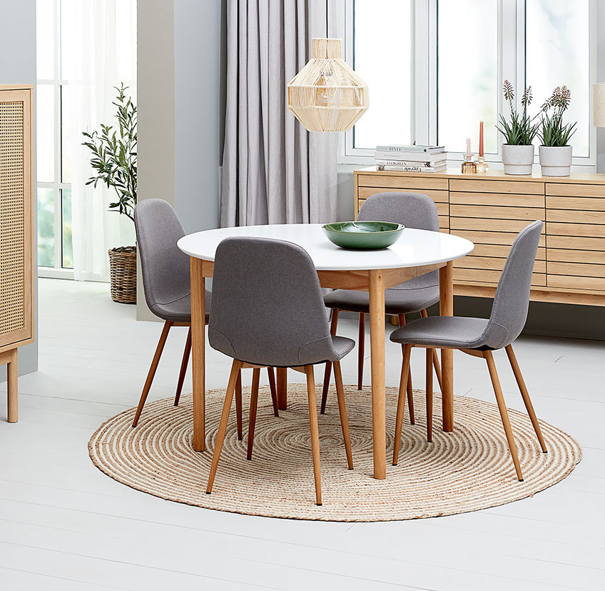 Siva trpezarijska stolica i drveni trpezarijski sto sa belom pločom