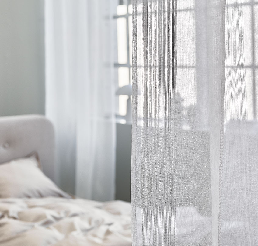 Bele zavese u finkciji razdvajanja područja za spavanje u dnevnoj sobi