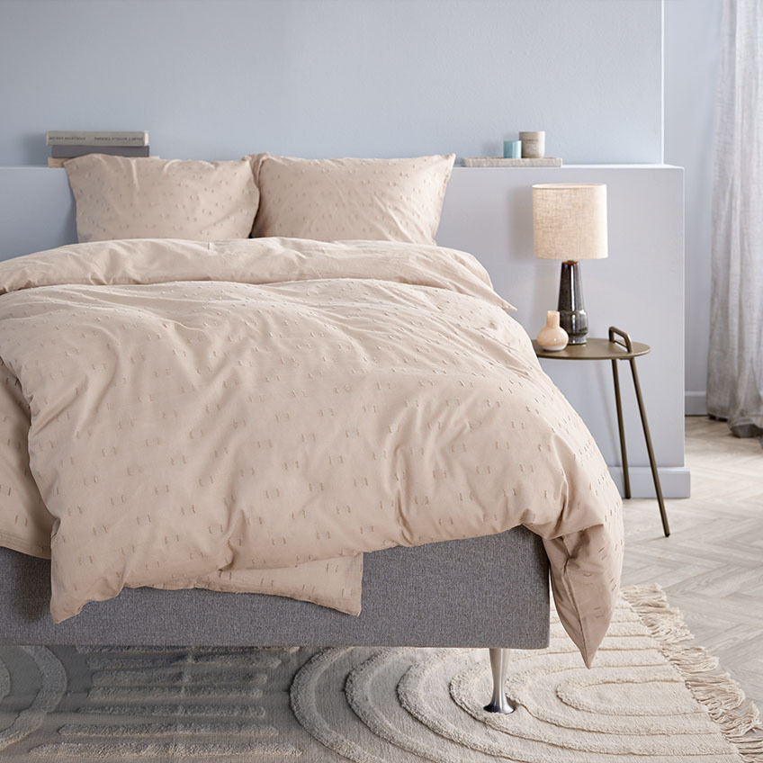 Elegantna posteljina u boji peska sa kvadratnim detaljima 