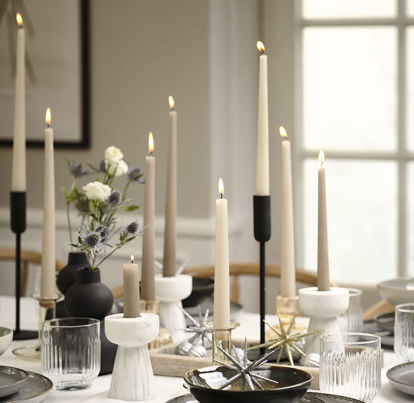 Svećnjaci, sveće i dekoracija za novogodišnji sto