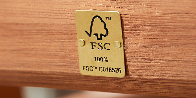 Metalna ploča sa FSC logom na nameštaju od tvrdog drveta