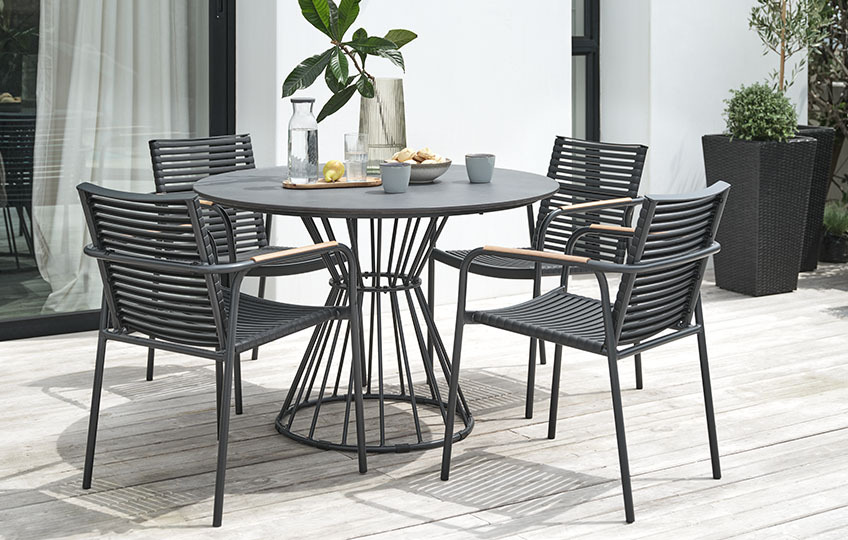 Okrugli baštenski sto sa površinom od vlaknastog cementa i plastične baštenske stolice