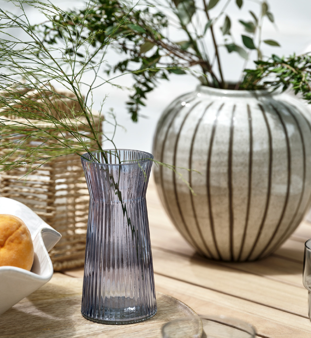 Dve lepe vaze kao dekoracije na baštenskom stolu