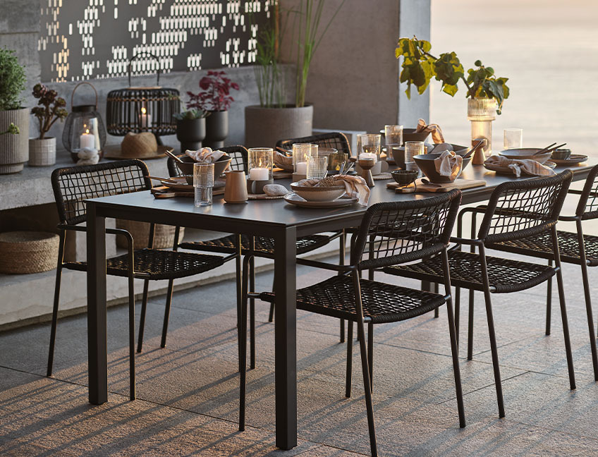 Baštenske stolice sa stolom za večeru na terasi do zalaska sunca