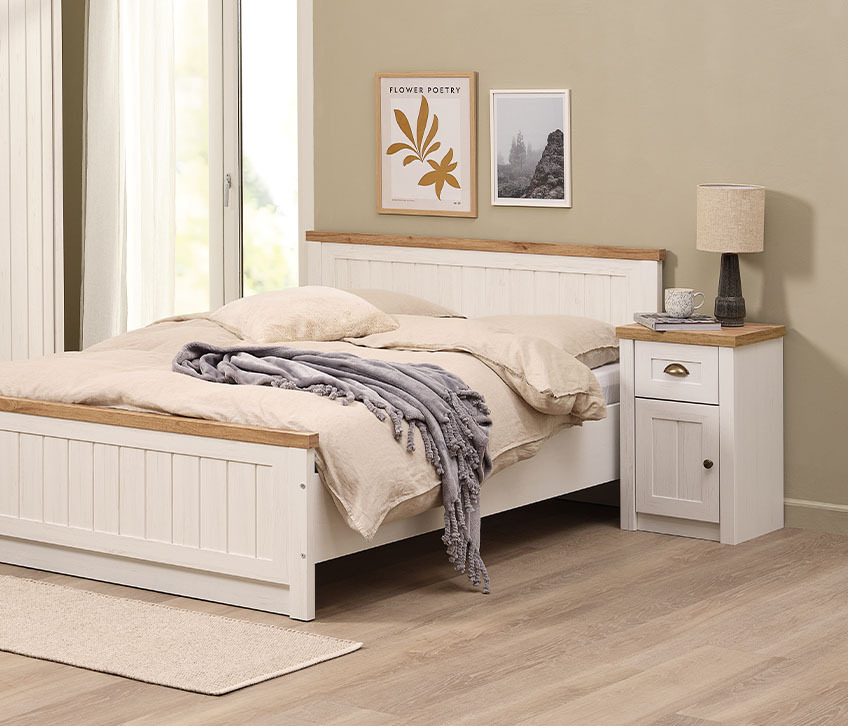 Opcije za odlaganje u spavaćoj sobi uključuju ram kreveta i noćni ormarić s prostorom za odlaganje