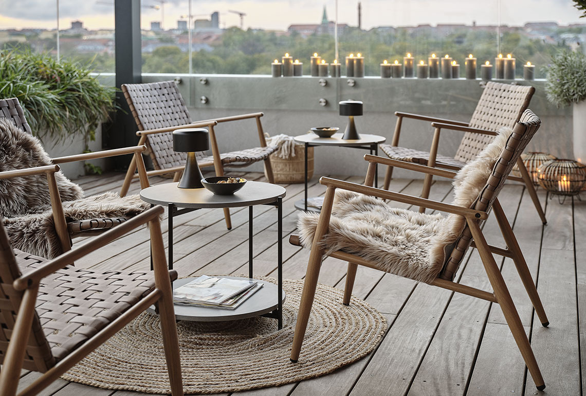 Baštenske lounge stolice i stolovi na udobnom balkonu
