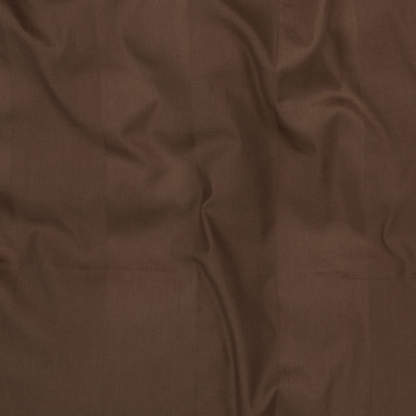 Krupni plan čokoladno smeđeg set posteljine koja uključuje navlaku za jorgan i jastučnicu