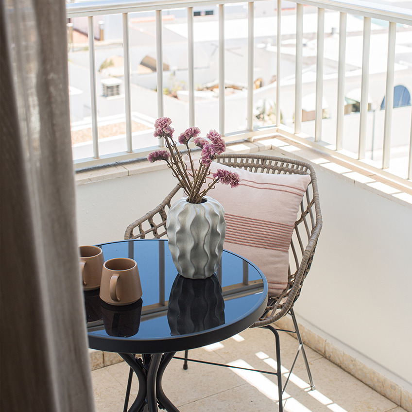 Baštenska stolica ILDERHUSE, RADSTRUP bistro sto, NATTLILJA jastuk, vaza ALEXANDER i šolja OLLE Balkon sa stolicom, stolom i dekoracijama