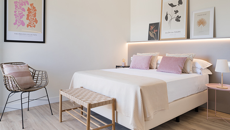 Hotelska soba puna boja i svetla, nameštena i dekorisana JYSK proizvodima
