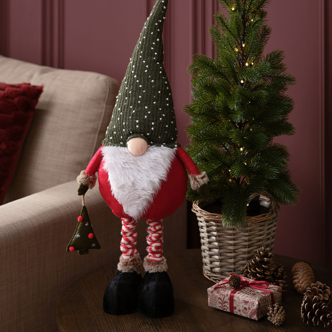 Skandinavski novogodišnji vilenjak sa dugmastim nosom, belom bradom i sivim šeširom