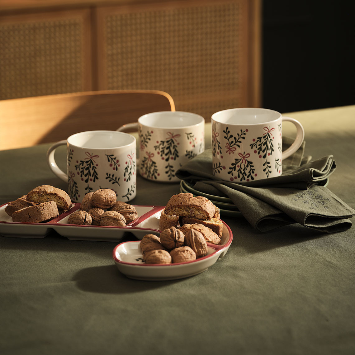 Praznične šolje, činija i praznične salvete na stolu