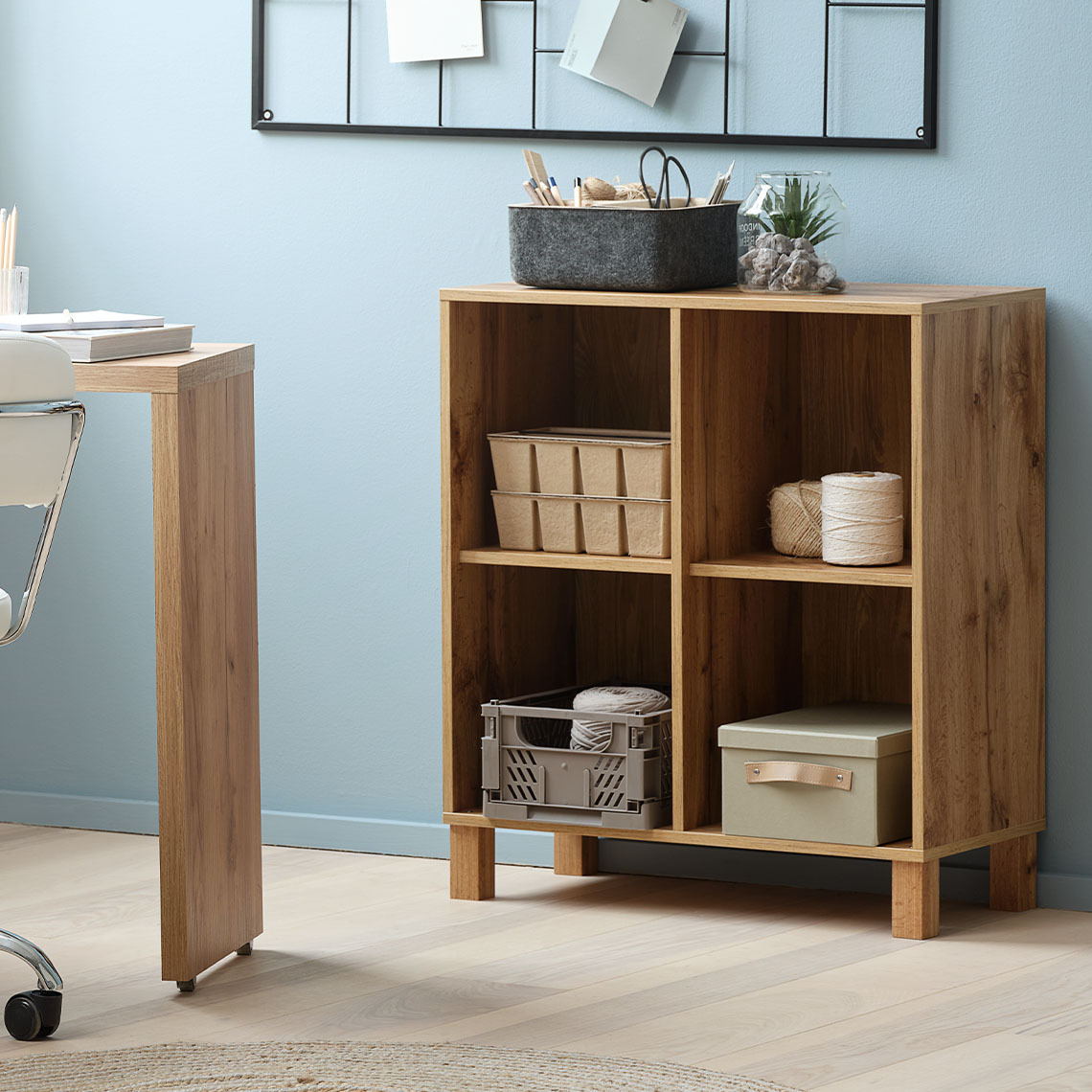 Modularni modul zidnog elementa za odlaganje sa četiri pregrade, postavljen na pod sa odgovarajućim nogama