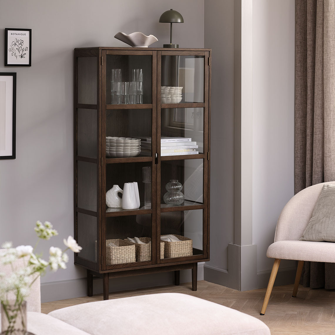 Visoka vitrina izrađena od FSC-sertifikovanog masivnog hrasta i hrastovog furnira u tamnoj boji.