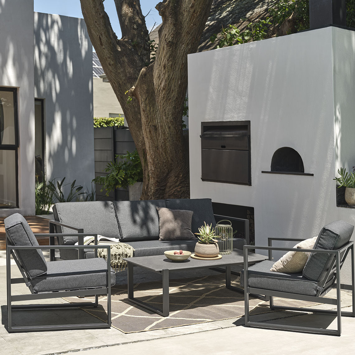 VONGE lounge garnitura od brzosušećeg materijala. Brzosušeća lounge garnitura sa crnim jastucima.