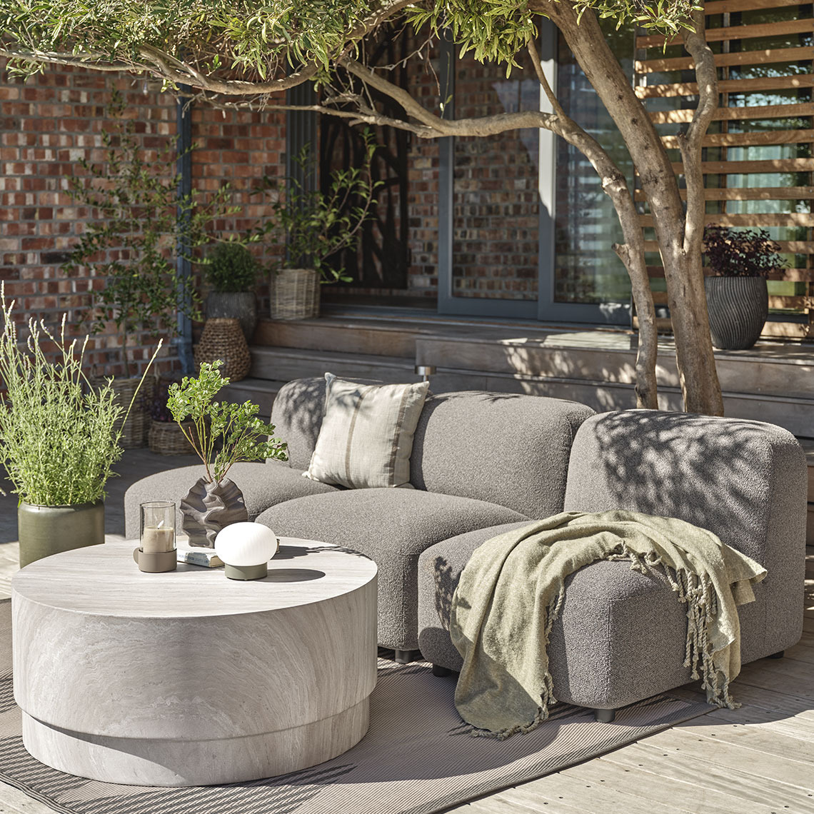 Lounge sofa sastavljena od lounge modula