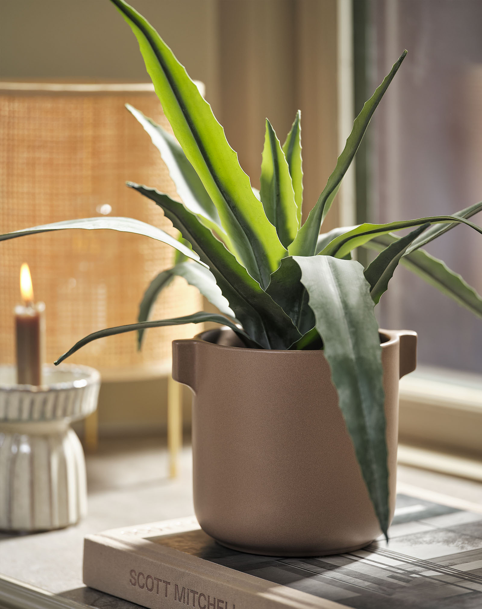 Veštačka biljka tamno zelena aloe vera u saksiji