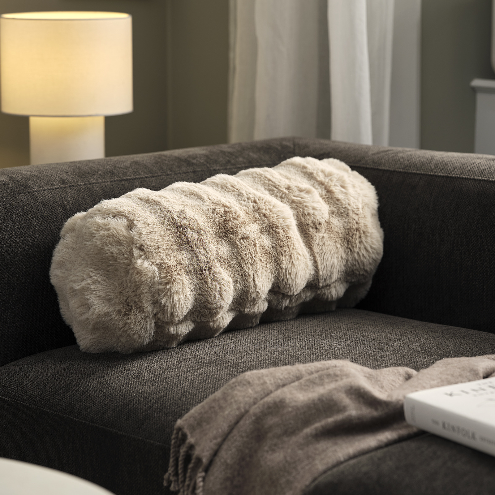 Sofa sa jastukom u obliku cilindra