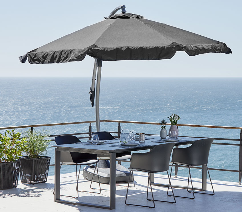 Balkon sa HAUGESUND suncobranom iznad KOPERVIK baštenskog stola i SANDVED baštenskih stolica Balkon sa suncobranom iznad baštenskog seta