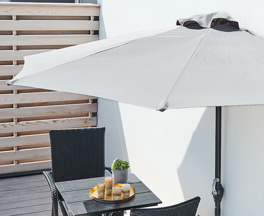KOLDING balkonski suncobran i ORTEN bistro sto Balkon sa balkonskim suncobranom i bistro setom