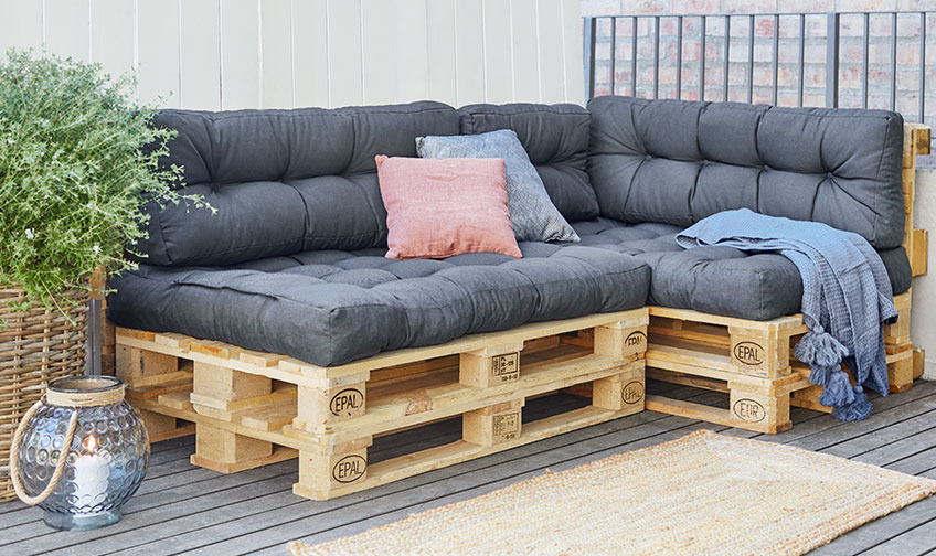 Sofa od paleta sa SKJERPE jastucima za palete Sofa od paleta sa jastucima i ćebetom na terasi