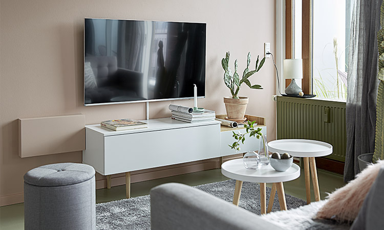 Belo drvena TV komoda u svetloj dnevnoj sobi